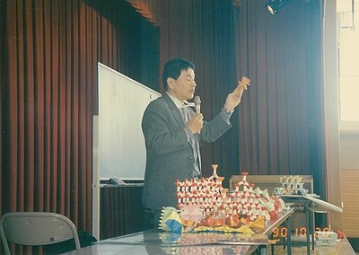 Shuzo Fujimoto at an origami event for kids on 1990-10-20. Image courtesy of Hitoshi Fujimoto.