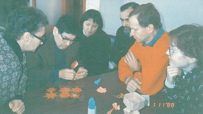 Shuzo Fujimoto teaching at the Italian Origami Convention on 1988-11-01. Image from NOA magazine 166 (1989), received courtesy of Hitoshi Fujimoto.