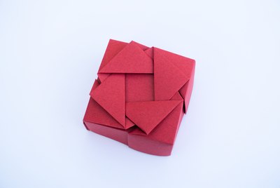 Box with Woven Triangles I (Michał Kosmulski)