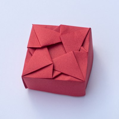 Box with Woven Triangles V (Michał Kosmulski)