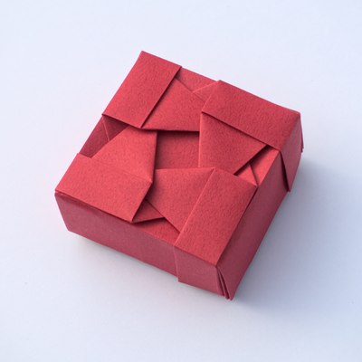 Box with Woven Triangles VI (Michał Kosmulski)