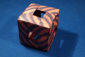 Usage example: cube (2:1 paper, woven connection, slits on the inside)